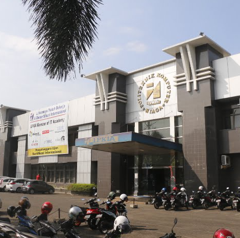 Lapangan Institut Digital Ekonomi LPKIA Bandung